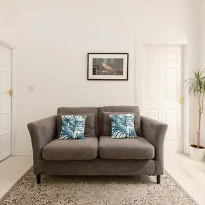 the-tollcross-apartment-modern-bright-1br.edinburghhotelsuk.org/
